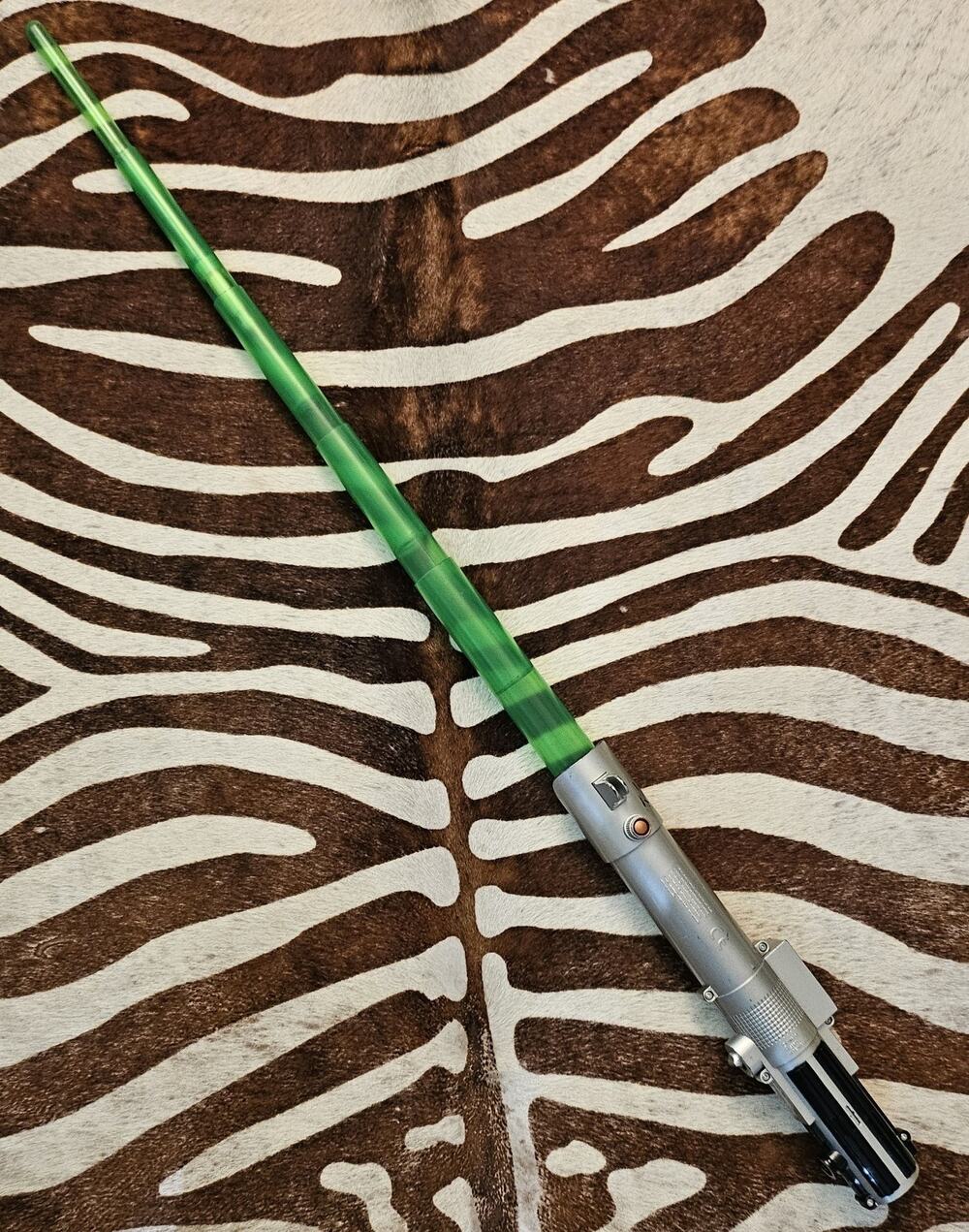 2006 Hasbro Star Wars Green Spring Action Lightsaber